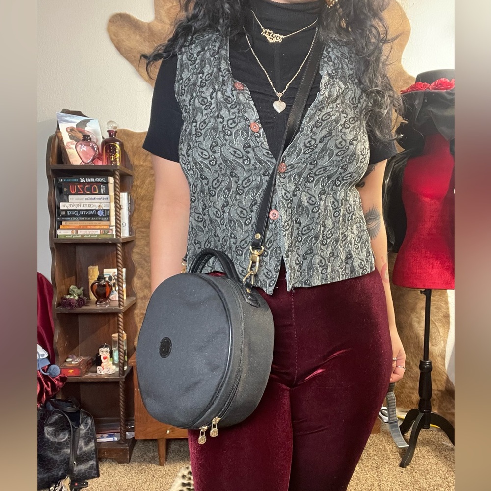 Round FENDI w/ dust bag - Picture 13 of 15